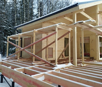 Строительство каркасного дома в холодное время года: плюсы и минусы