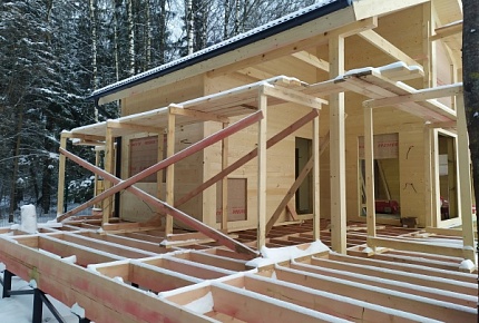 Строительство каркасного дома в холодное время года: плюсы и минусы